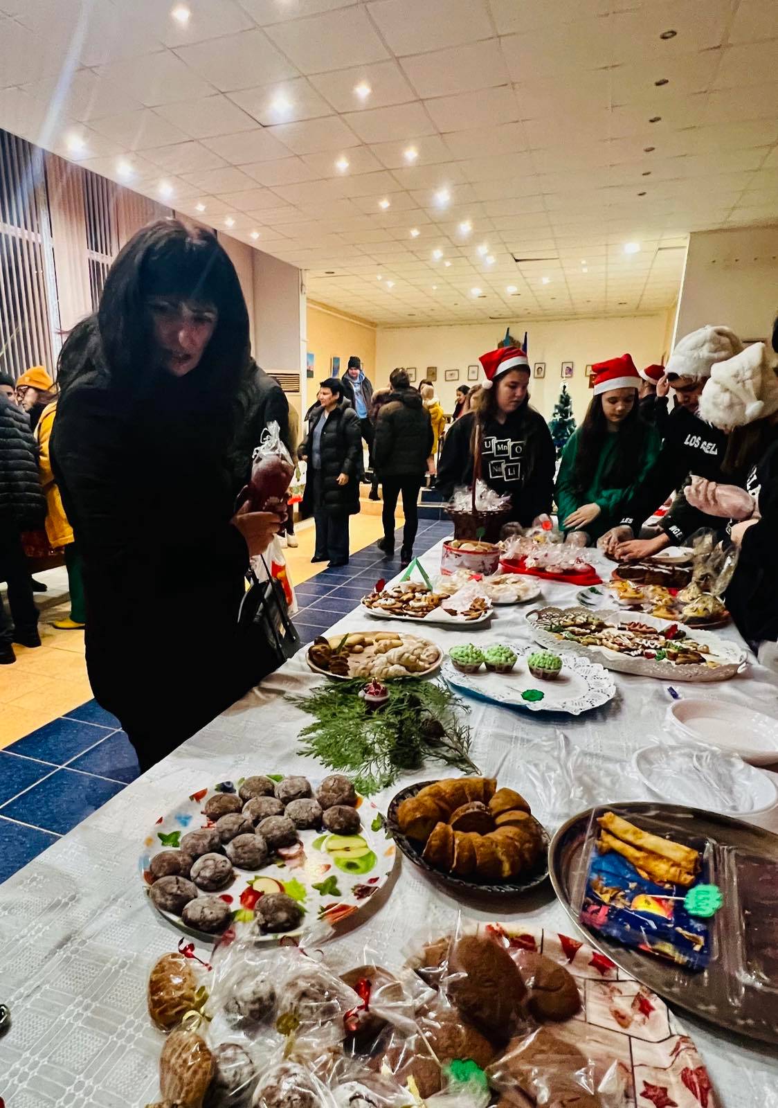 Ученици и учители организираха коледен кулинарен базар в Оряхово
